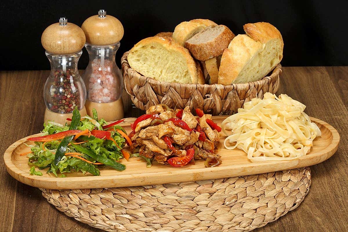 Barbekü Soslu Piliç+Napoliten Soslu Tagiletta+Mevsim Salata