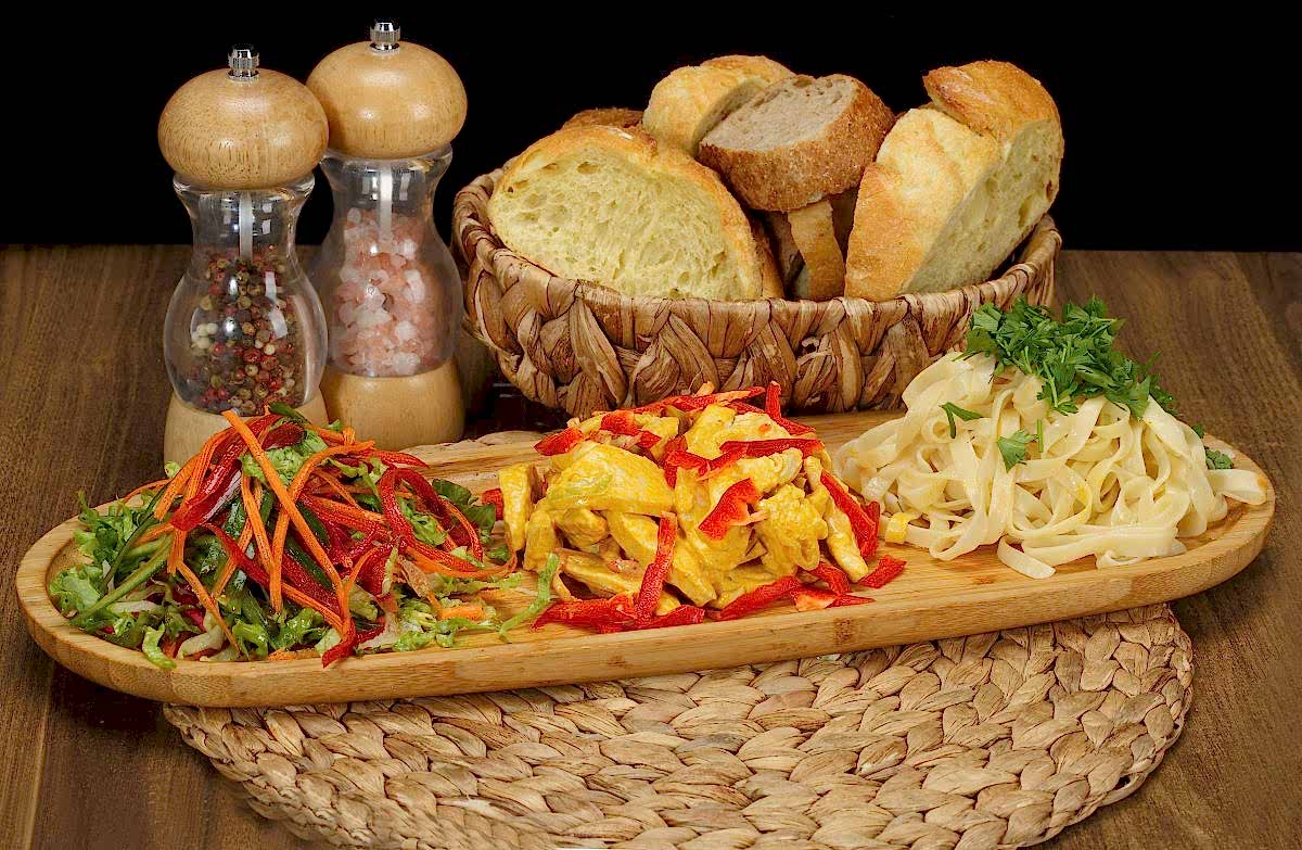 Hardallı Tavuk+Napoliten Soslu Tagiletta+Mevsim Salata