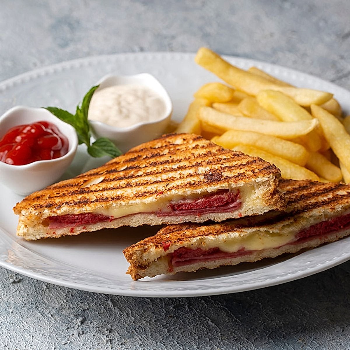 Kaşarlı Sucuklu Tost