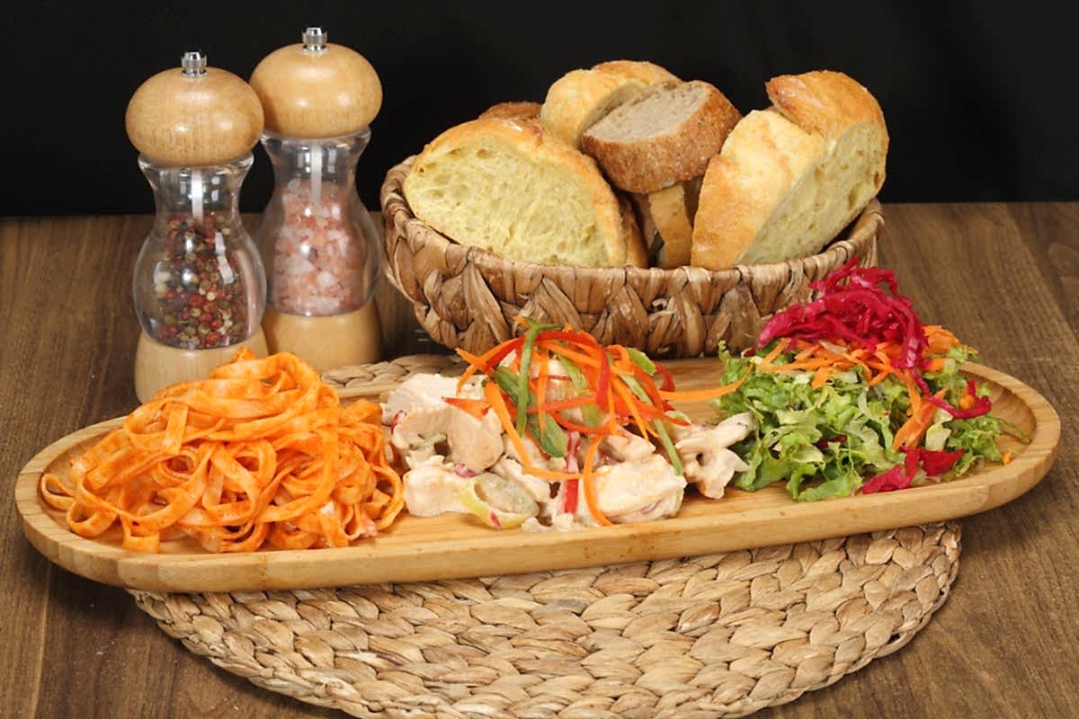 Kaşarlı Tavuk - Napoliten Soslu Tagiletta - Mevsim Salata